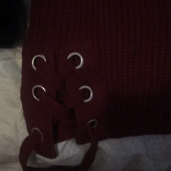 Burgundy sweater size large - Picture 2 of 5